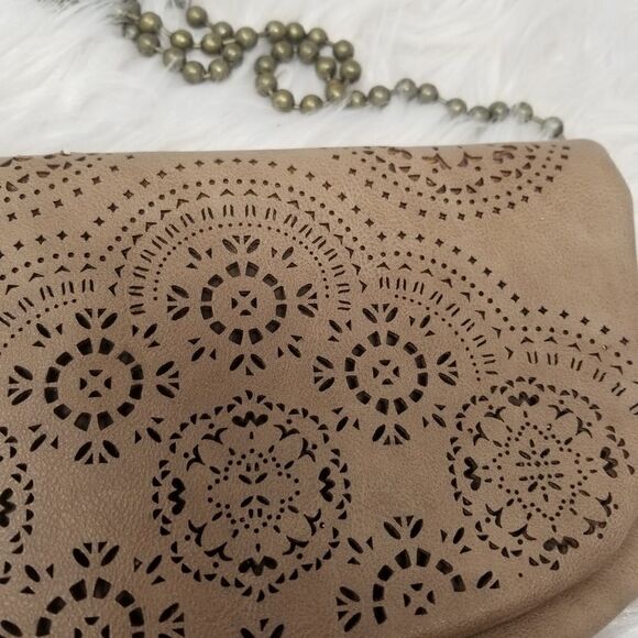 PU LEATHER. TAN CROSSBODY W/BIG BALL CHAIN. - Picture 9 of 10